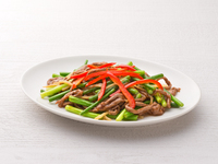 ﾃｲｸｱｳﾄ39.牛肉とニンニクの茎炒め