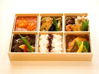 ﾃｲｸｱｳﾄ　弁当3900円（華）