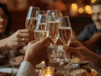 [ABENDESSEN / Begrenzt auf 4 Personen] Beinhaltet eine Flasche Sprakling-Wein + ein 5-Gänge-Menü zum Teilen mit einer Auswahl beliebter Gerichte Ihrer Wahl.