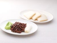 【アラカルト】37.牛肉の味噌炒め　蒸しパン添え　小盆