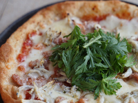 季節のピッツァ・ロッソ 「氷魚とモルタレッダ、春菊のせ」