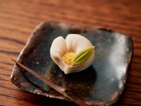 Small dessert session (three sweets and three teas)