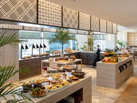 5月1日起：【工作日午餐自助餐无限时供应】包含您选择的主菜、各种甜点以及免费饮料（包括神户红茶）。