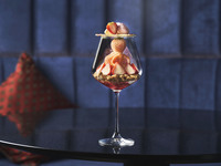 Seasonal parfait "Elegance of White Strawberries"