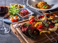 【ランチBBQスタンダード】前菜ミスト＆スピエディーニ4種＋牛サガリ｜120分飲み放題付