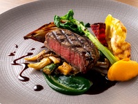 Lunch buffet with choice of main dishes [Weekdays in August & September]