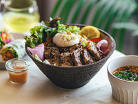 4月限定　豚バラ肉のタイ風ローストポーク丼 生春巻きとスーラータンスープ付き