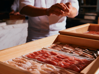 <Weekends and Holidays> Dinner buffet with free-flowing alcohol and a choice of 3 dishes.