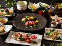 [Kuromatsu ~SINRYOKU~] A total of 9 dishes including first-of-the-season bonito, Japanese Black beef, and freshly cooked Hanami chicken and bamboo shoot rice in an earthenware pot.