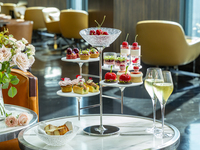 【11時・11時半入店】コンラッド・ベア付き・チェリー＆ローズデラックスアフタヌーンティー 