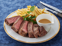 ＜ランチ＞パリで最も愛されている赤身牛ステーキ＆フライドポテト
