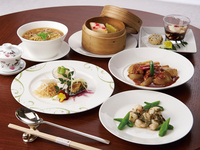 【芍薬花しゃくやく  】北京ダックやフカヒレ入りスープ、手包み小籠包に加え穴子の香り揚げや 黒毛和牛の笹の葉蒸しなど、旬の食材をゆったり味わえるコースです。2名様より承ります。