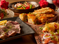 【乾杯ドリンク付ディナー】前菜、スペイン風オムレツ、メイン鶏肉、お味が選べるパエリア、自家製プリンなど人気の全7品!