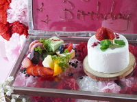 乾杯酒付き！アニバーサリーディナーコース！ガーベラやカーネーションを敷き詰めたメッセージ付きケーキボックスに炎のカルボナーラ、牛フィレ肉のロッシーニにラクレットチーズをかける贅沢な全5品！(4月20日～5月31日)