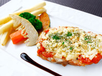 【ランチ】ハーフブッフェとセットがお得★　　　　　　　　　　　　　　　　　　＼肩ロース肉のトマトチーズ焼き　バルサミコソース／