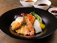 Kalte Meeresfrüchte-Nudeln mit vielen Zutaten / Mittagsmenü (18. Mai - 31. August)