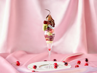 【平日】「メッセージプレート&1ドリンク付き大人のご褒美パフェ　気品溢れるジュエリーのような美しさ～ダークチェリー&ピスタチオ～」