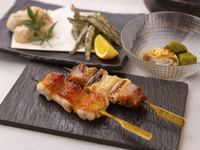 【個室確約×豪華2時間飲み放題付】究極の比内地鶏串や今井屋のそぼろ御飯などを嗜む『月』全7品6,000円