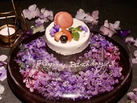 【周年纪念～初恋蓟～】“生日色彩特辑”，包含庆祝鸡尾酒、特制生日蛋糕，可赠送给您心爱的人。