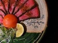 【8週年特別菜品】以和牛為特色的日式肉類料理。
