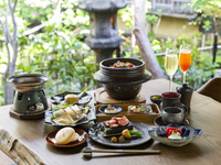 Private room overlooking the garden, available for private lunch only: [Meet and Greet Course] Includes a celebratory toast drink. Features: Homemade Tofu / Abalone and Seasonal Fish with Sea Urchin Shabu-Shabu & Japanese Black Wagyu Beef Roast / Goldeneye Snapper Clay Pot Rice. Weekend/Holiday Regular Price: ¥10,450 (tax included)