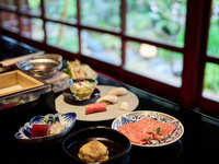 Private room overlooking the garden, available for private lunch only: [Meet and Greet Course] Includes a celebratory toast drink. Features: Homemade Tofu / Abalone and Seasonal Fish with Sea Urchin Shabu-Shabu & Japanese Black Wagyu Beef Roast / Goldeneye Snapper Clay Pot Rice. Weekend/Holiday Regular Price: ¥10,450 (tax included)