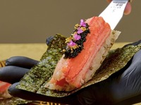 個室確約　夏の【恵比寿うしみつ4周年記念コース】「厳選和牛の蟹ユッケドッグ」「旨辛タルタルメンチカツサンド」焼きのスペシャリテ「厳選ロース焼きしゃぶ　〜とろろたれ〜」を含む厳選された焼き物7種をご提供