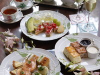 【Dessert Cafe】桃とマスカットのアフタヌーンティー 【2026年8月1日～8月31日】