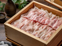 【フロア貸切確約】ー19名様以上で貸切－名物豚蒸籠と厚切り牛タン焼き　全9品【2時間飲み放題】
