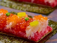 Private room guaranteed. Summer [Ginza Chikamitsu Yakiniku Top 100 Restaurants 2025 Award Commemorative Course] "Selected Wagyu Beef with Crab and Salmon Roe Bara Chirashi Yukke Dog" and "Selected Fillet Beef Spicy Brioche Cutlet Sandwich" Six carefully selected grilled items served with condiments tailored to each cut.