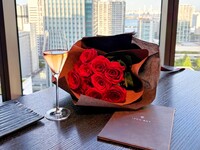 [Proposal Plan with Guaranteed Window Seat] Includes a celebratory champagne toast + Smoke & Fire 7-course meal. The main course is "Wood-fired Japanese beef fillet" and comes with a bouquet of 12 red roses.