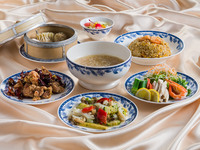 [Renge] In totaal 7 gerechten, waaronder een assortiment van 3 voorgerechten en gestoofde garnalen en tofu met zout.