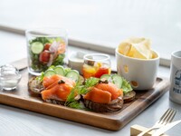 [Light Meal Set] Craft Cornbread Sandwich with Smoked Salmon, Capers, and Potato Salad | 1,800 yen