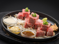 6月から始まる　和牛サイコロステーキ三種食べ比べ＆食べ放題60分