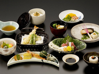 [Transporte incluido] Cena Kaiseki a orillas del río: menú de 10 platos con ayu (pez dulce) a la parrilla, cocina de Kioto y naturaleza, además de cerveza japonesa.