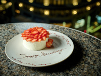【Dinner Anniversary】 乾杯酒とメッセージを添えたアニバーサリーケーキでおもてなしする全7品
