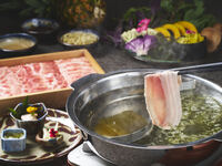 [Ikkyu] Okinawa Prefecture Higashi Village specialty brand Agu pork "Paiton" shabu-shabu hot pot with complimentary Orion beer toast.