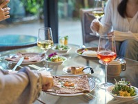 【Weekday special lunch】自慢のガレット含む7種から選べる季節のメインディッシュ~こだわりの前菜7種・サラダ・スープ・ソフトドリンクはビュッフェスタイルで~