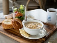 [Light Meal Set] Clam Chowder with plenty of clams, San Francisco style if you like | 1,600 yen