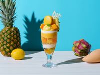 【8/1から】夏を楽しむの南国フルーツのパフェ