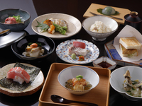 [Dinner zum 2. Jahrestag] Ein 10-Gänge-Kaiseki-Menü im Kyoto-Stil mit Aal und Süßwasserfisch, perfekt, um die sommerlichen Aromen Kyotos zu genießen, begleitet von 9 erlesenen japanischen Sake-Sorten. [Festessen]
