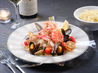 Món cá Okinawa nướng trong giấy bạc, theo phong cách Acqua Pazza, kèm quầy salad sang trọng và tiệc buffet tráng miệng.