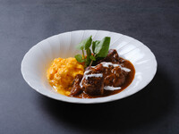 Sup daging sapi dan telur dadar yang dibuat dengan daging sapi Wagyu Okinawa, disajikan dengan salad bar yang mewah.
