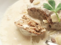 Short-horned beef hamburger steak with white cream sauce