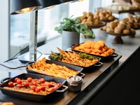 【90分制平日ランチビュッフェ/13:30入店限定】乾杯酒＆選べるメイン付き
