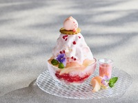 白桃のかき氷とソフトクリームのハイブリッドデザート