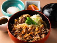 【白老和牛のすき焼き丼温玉添え】サラダ・デザート・スープ・コーヒービュッフェ付き
