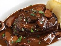 【週末限定ランチコース】　牛フィレ肉グリル　赤ワインソース　乾杯にフランチャコルタ付￥10300円→￥8000(税込)