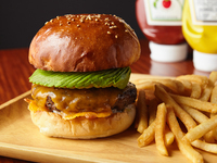 【Sapi Wagyu Hitam】 Burger Alpukat Keju