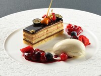 【ビアガーデン2026】〈デザート付き〉前菜5種、鶏もも肉のローストなど3品＋生ビールなど30種以上フリードリンク